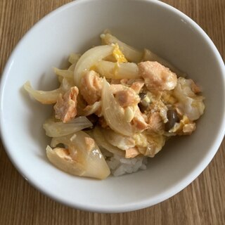 鮭フレークと新玉ねぎ、しめじの卵とじ丼